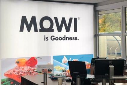 Mowi banner on display