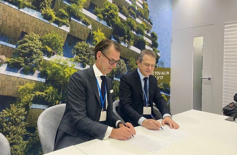 DSM Co-CEO Dimitri de Vreeze (l) and JBS Gilberto Tomazoni CEO (r) sign methane deal during COP26