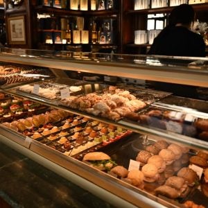 Also worth trying are the Florentine cannoli, crispy tubes filled with sweet ricotta and citrus cream. This dessert is a real find for lovers of Italian pastries